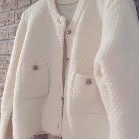Elegant Off White Sweater with Gorgeous Buttons - Commense Women's Medium - Picture 6 of 9